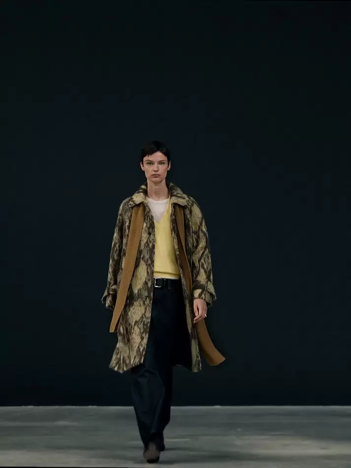 Pull en maille de laine mélangée à col en V profond