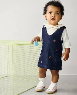 Robe en jeans avec des cerises brodées