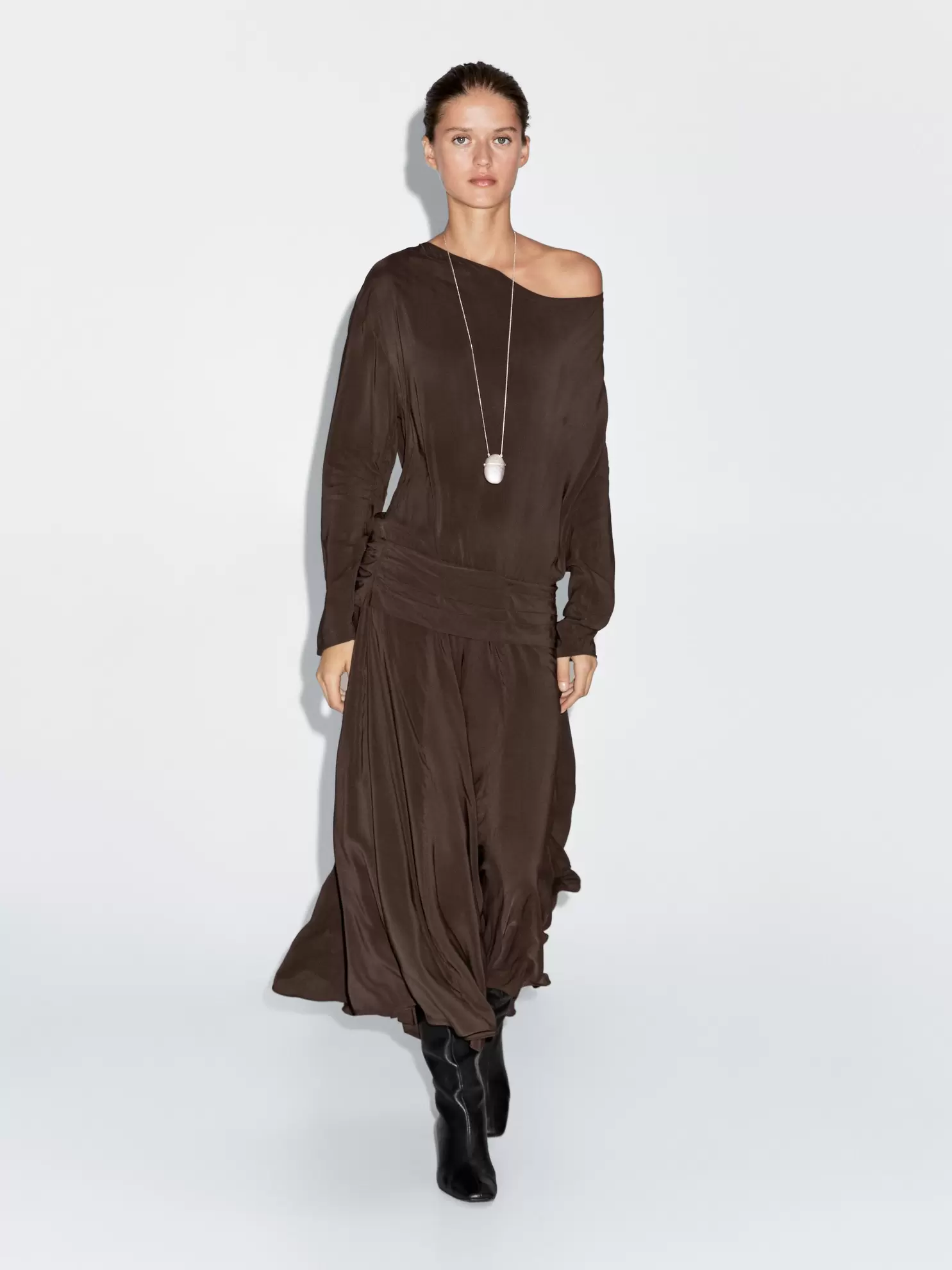 Robe longue fluide drapée avec ceinture large