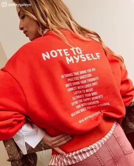 Sweat avec un imprimé au dos