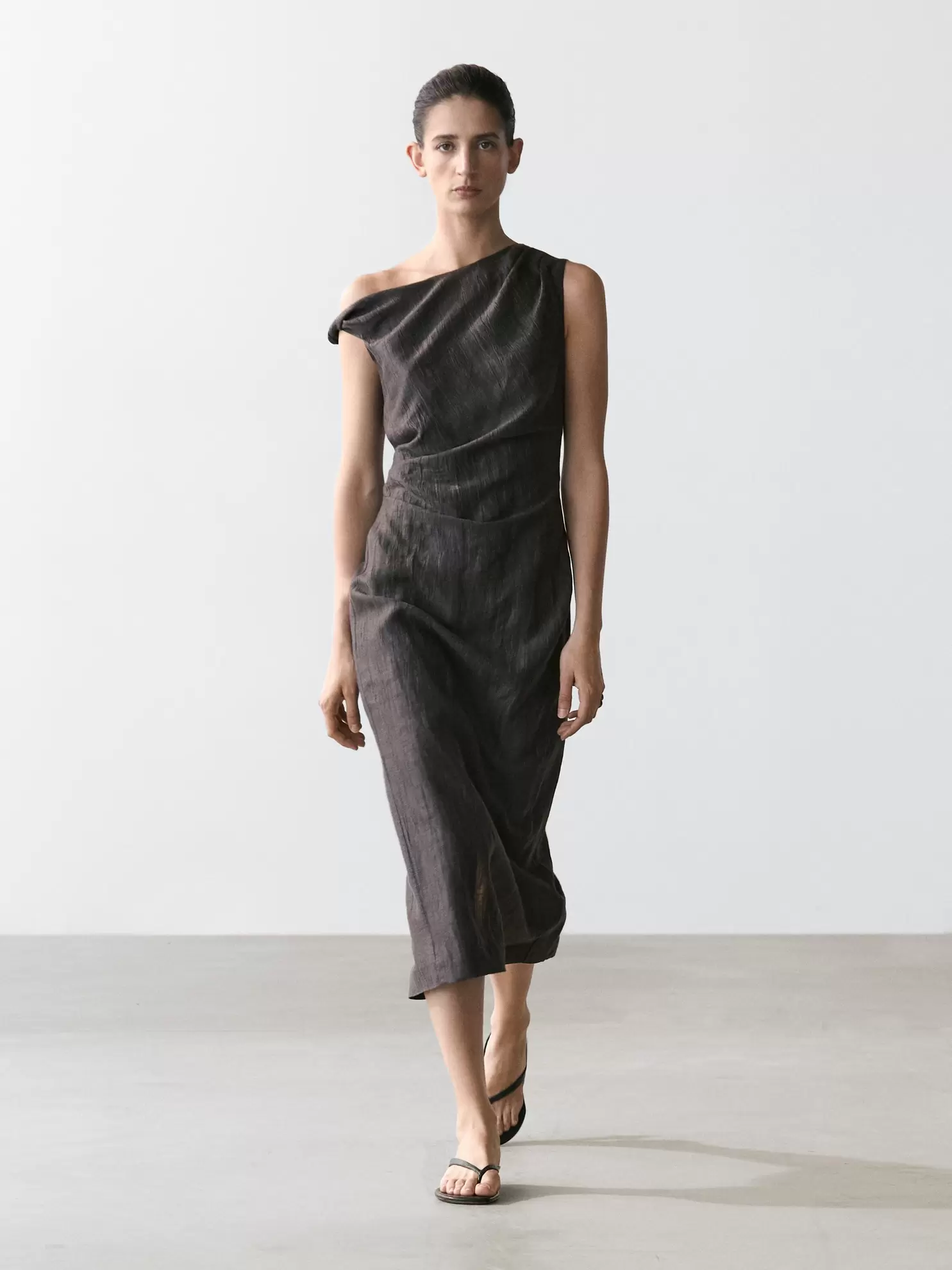 Robe midi à détail plissé à l'épaule