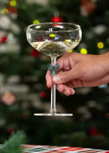 Copa de vino con lazo en relieve ...