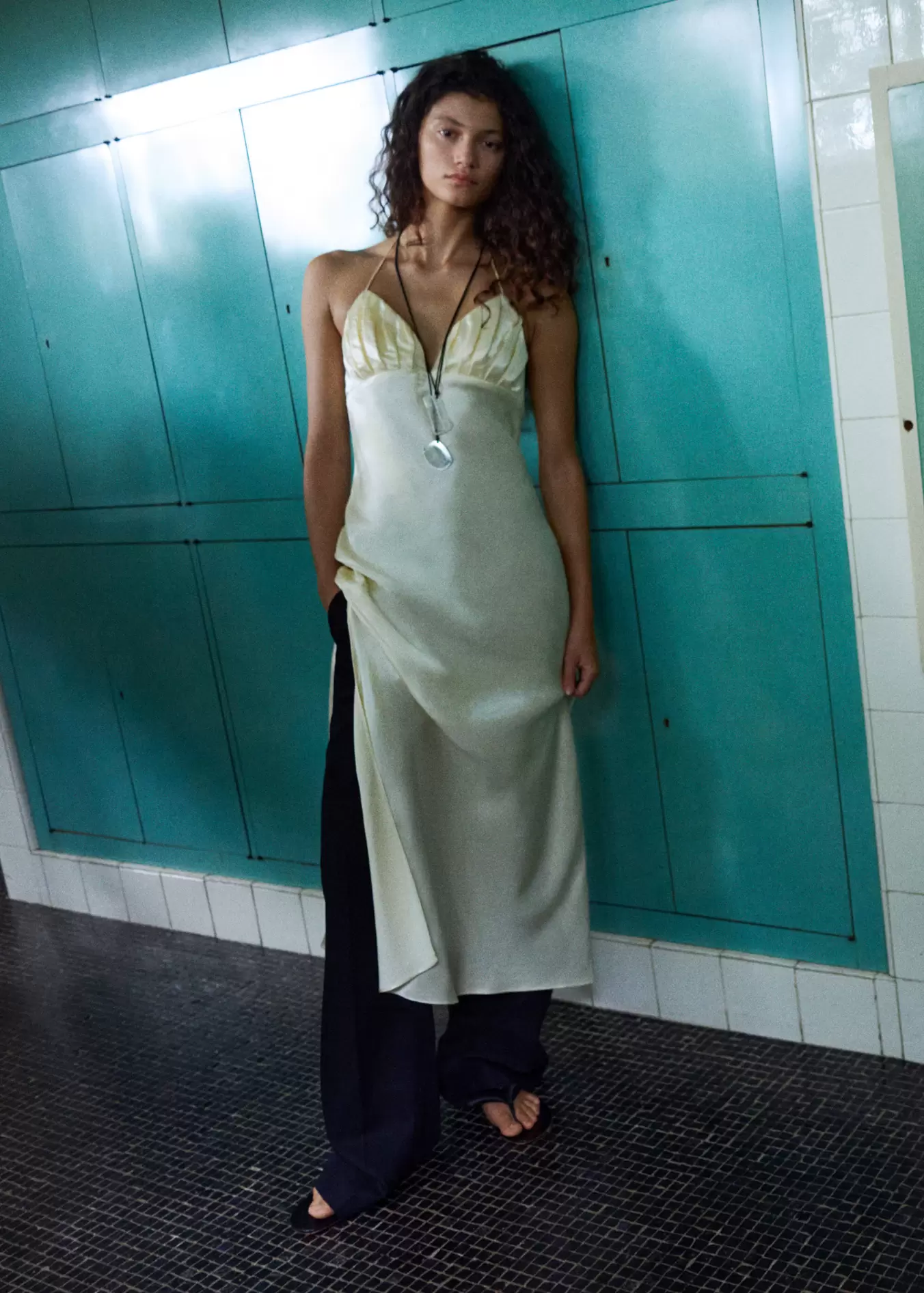 Robe satinée à col en V