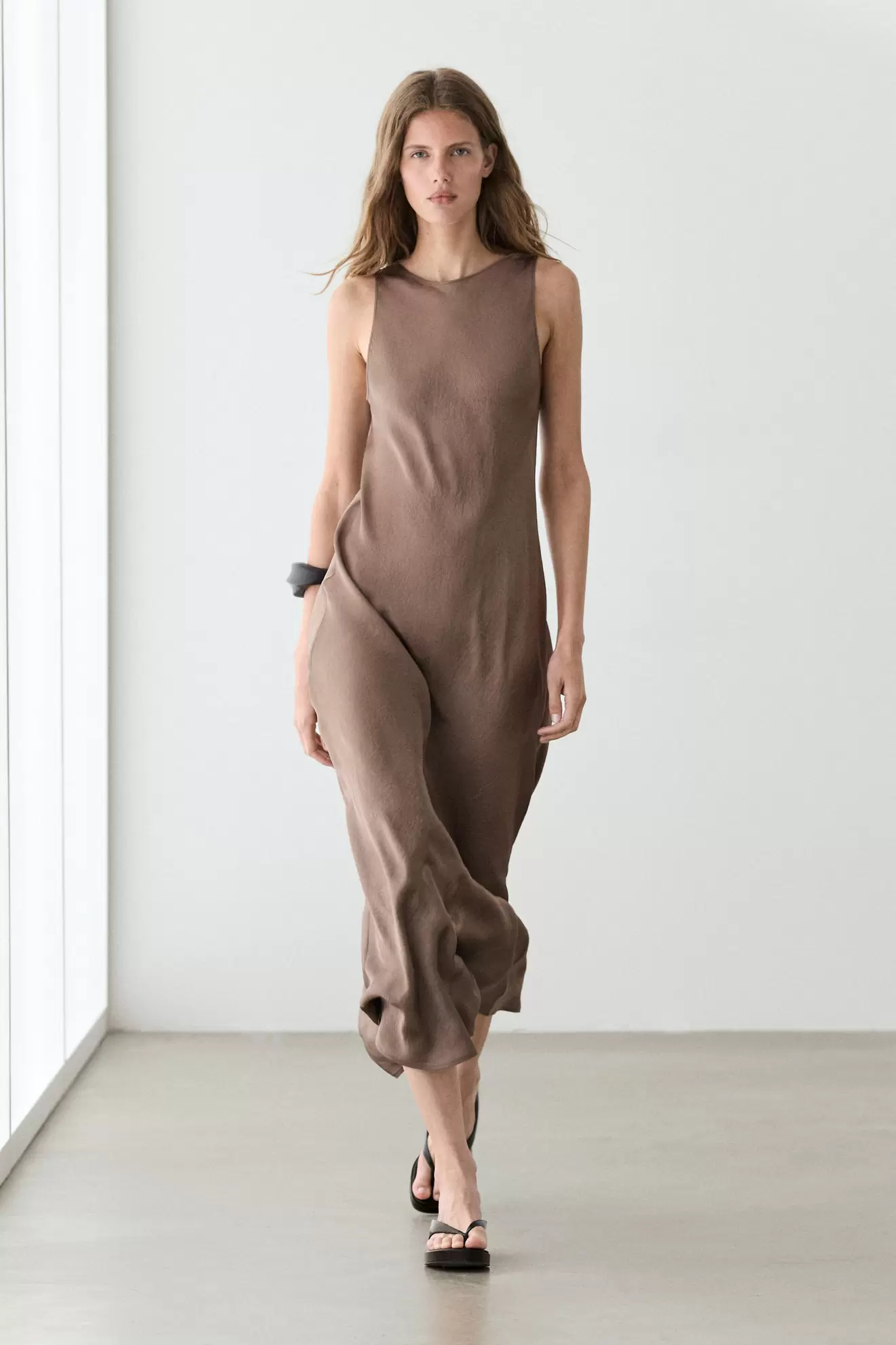 Robe longue fluide satinée