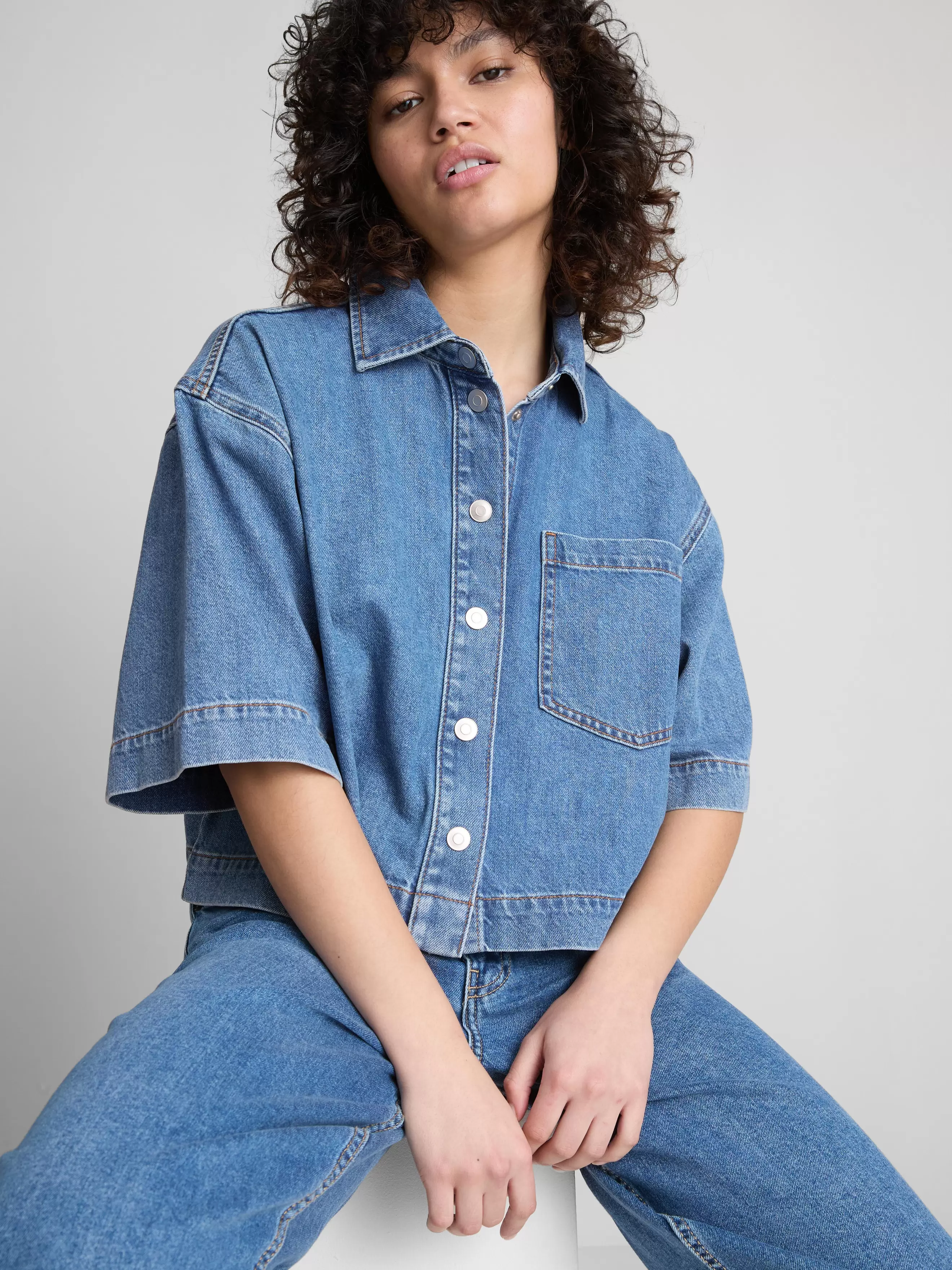 Chemise courte droite en denim de coton