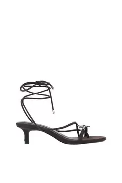 Sandales à talon avec brides et ornement