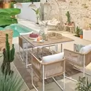 Swann - Table de jardin en composite imitation teck 4 personnes L110 et fauteuils encastrables (x4) en résine recyclée imitation rotin