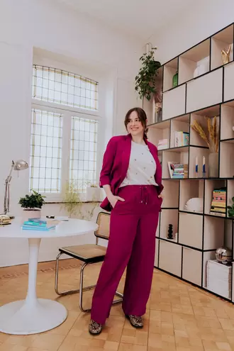 Rechte, effen sportbroek met plooi vooraan