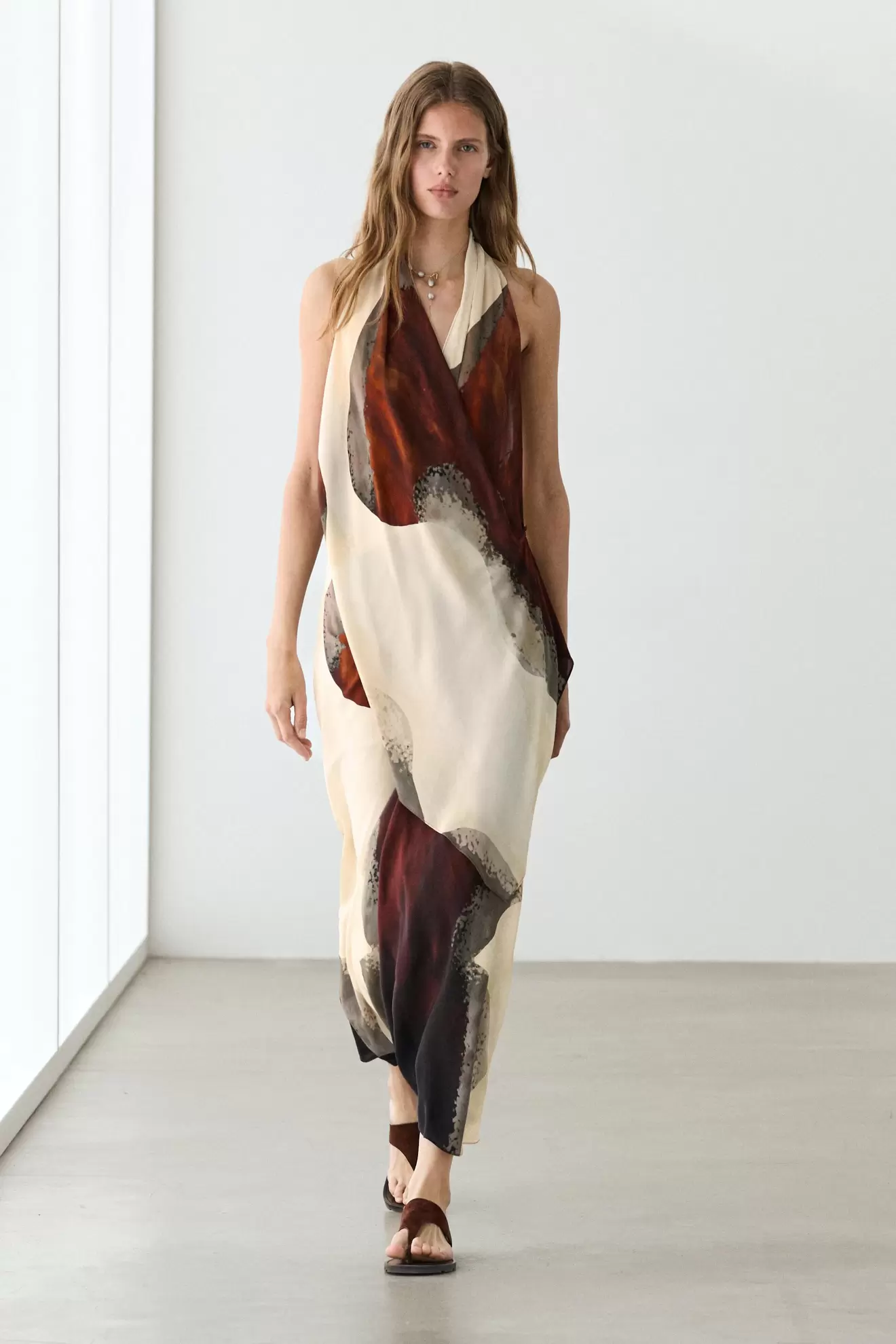 Robe longue fluide à encolure américaine