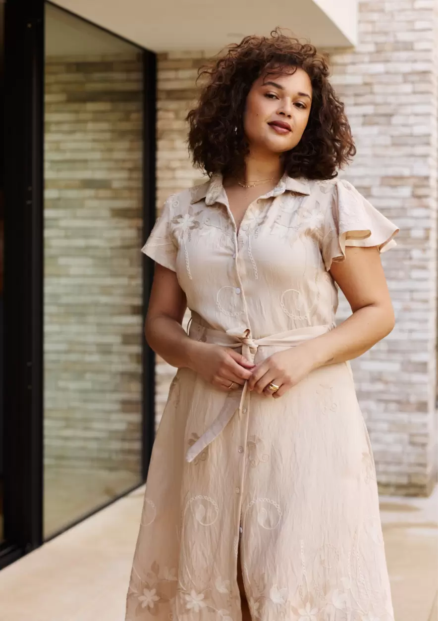 Robe chemise brodée ceinturée