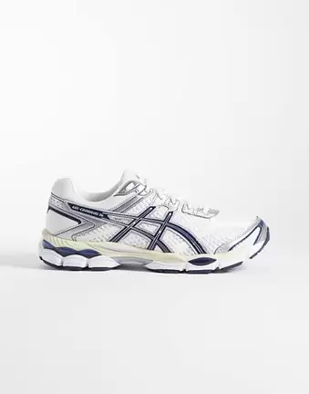 Asics Gel-Cumulus 16 trainers in white and dark blue