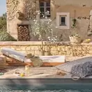 Tossa - Bain de soleil à roulettes en bois d'acacia massif et coussins écrus en polyester recyclé