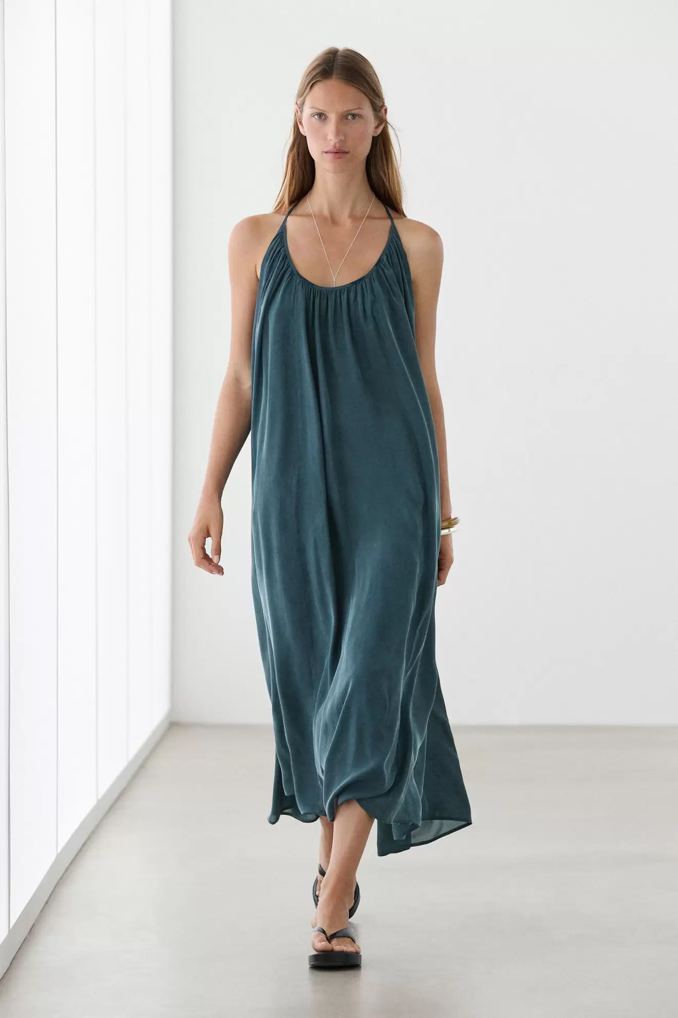 Robe midi froncée encolure