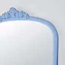 Omera - Grand miroir à moulures en bois d'eucalyptus bleu 119x194