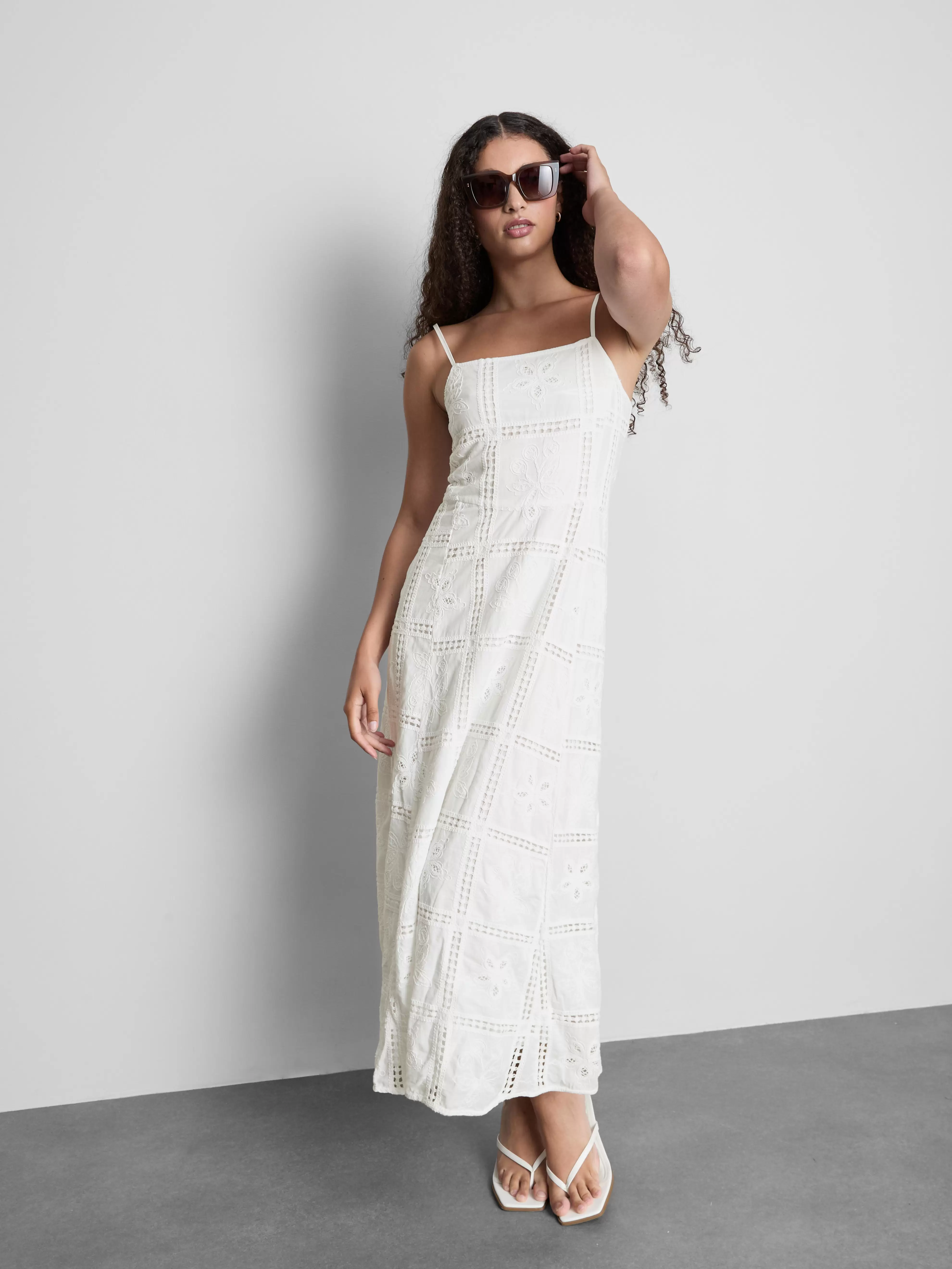 Robe mi-longue brodée The Edit