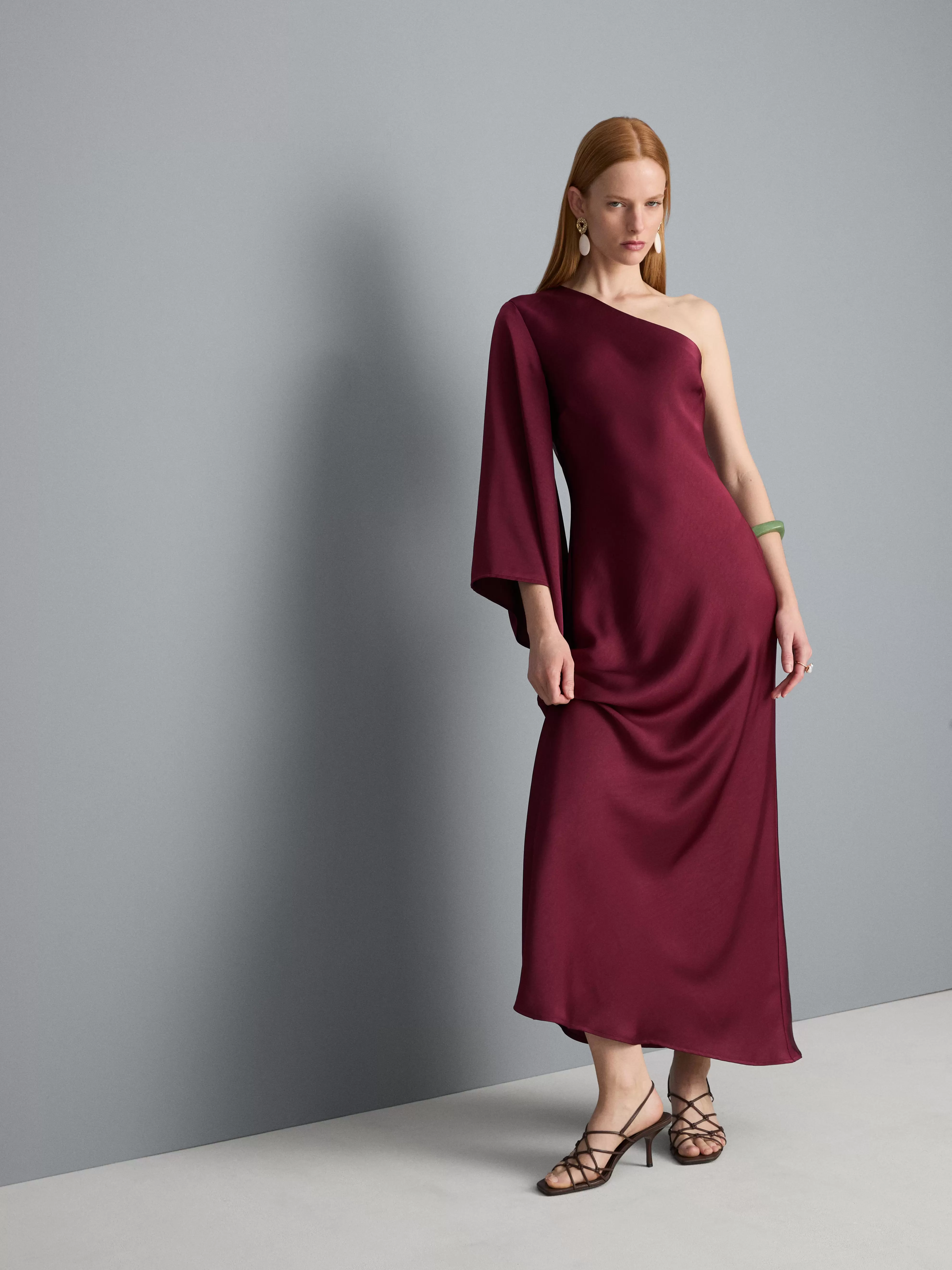 Robe longue asymétrique à manche évasée