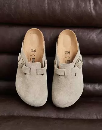 Birkenstock Unisex Boston clogs in faded khaki suede