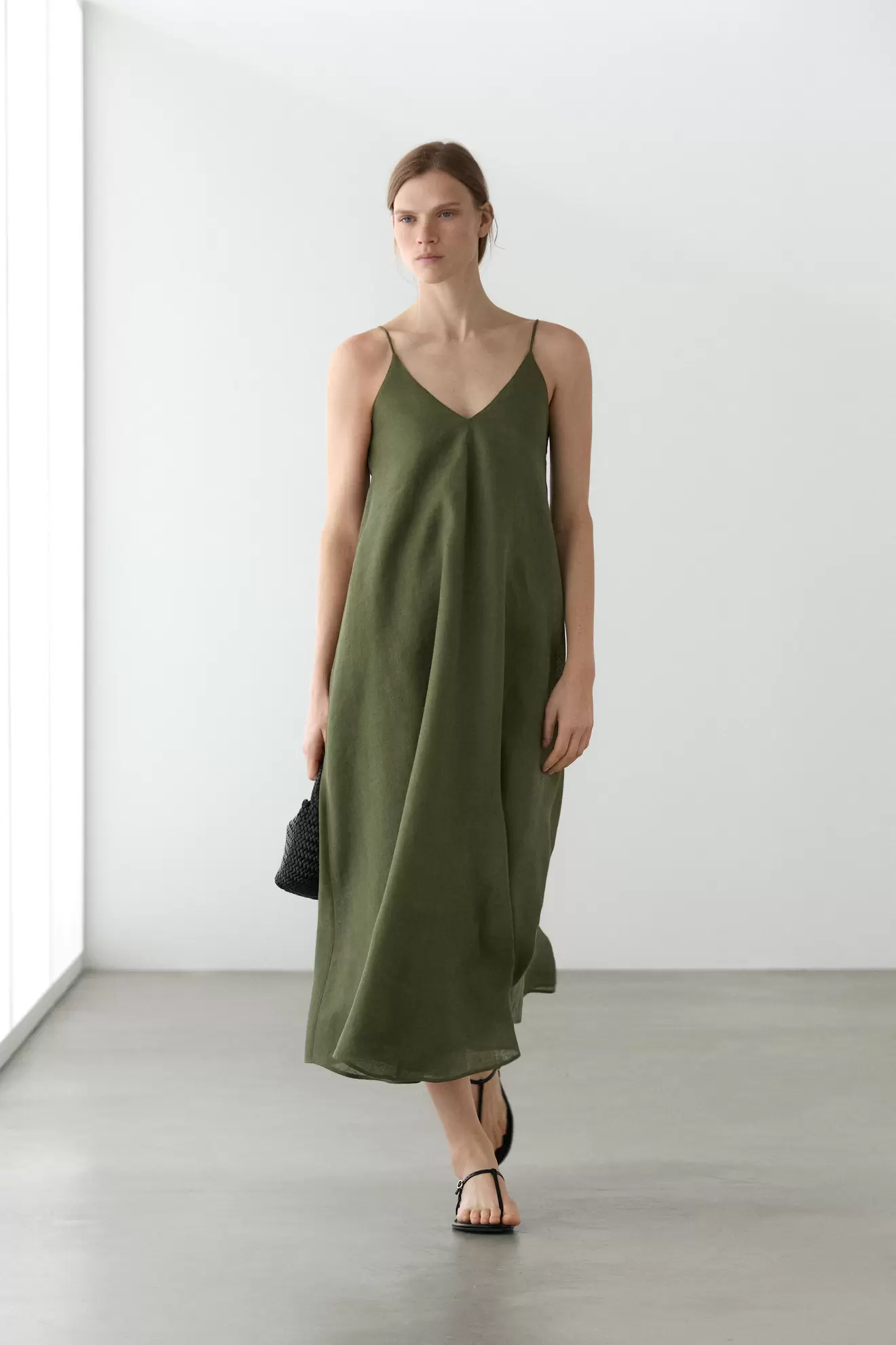 Robe midi fluide à fines bretelles