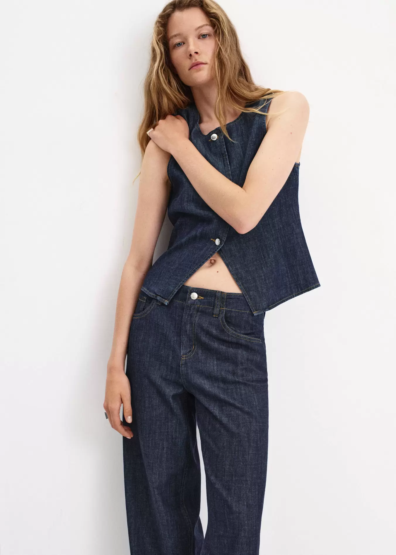 Wide leg rinse-wash jeans