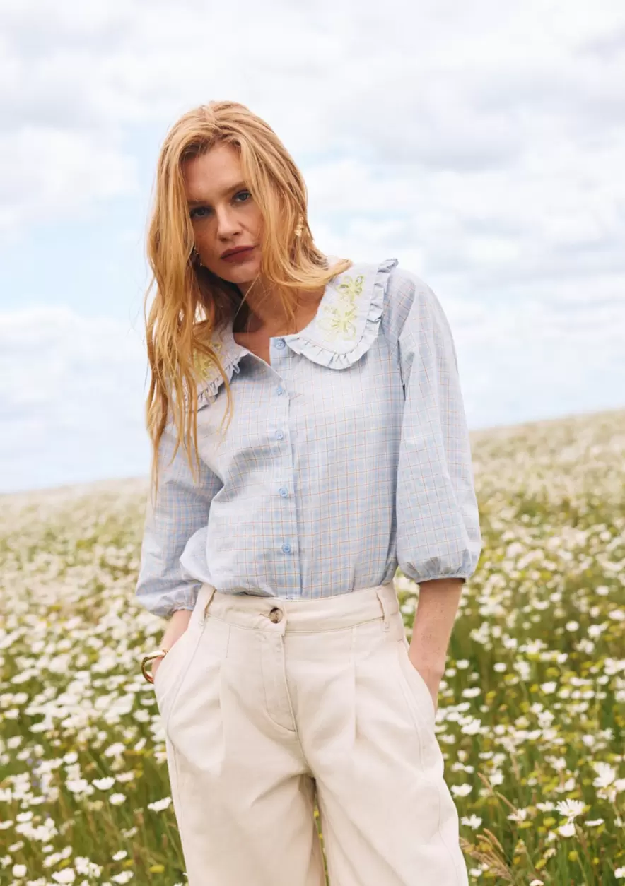 Blouse à col brodé