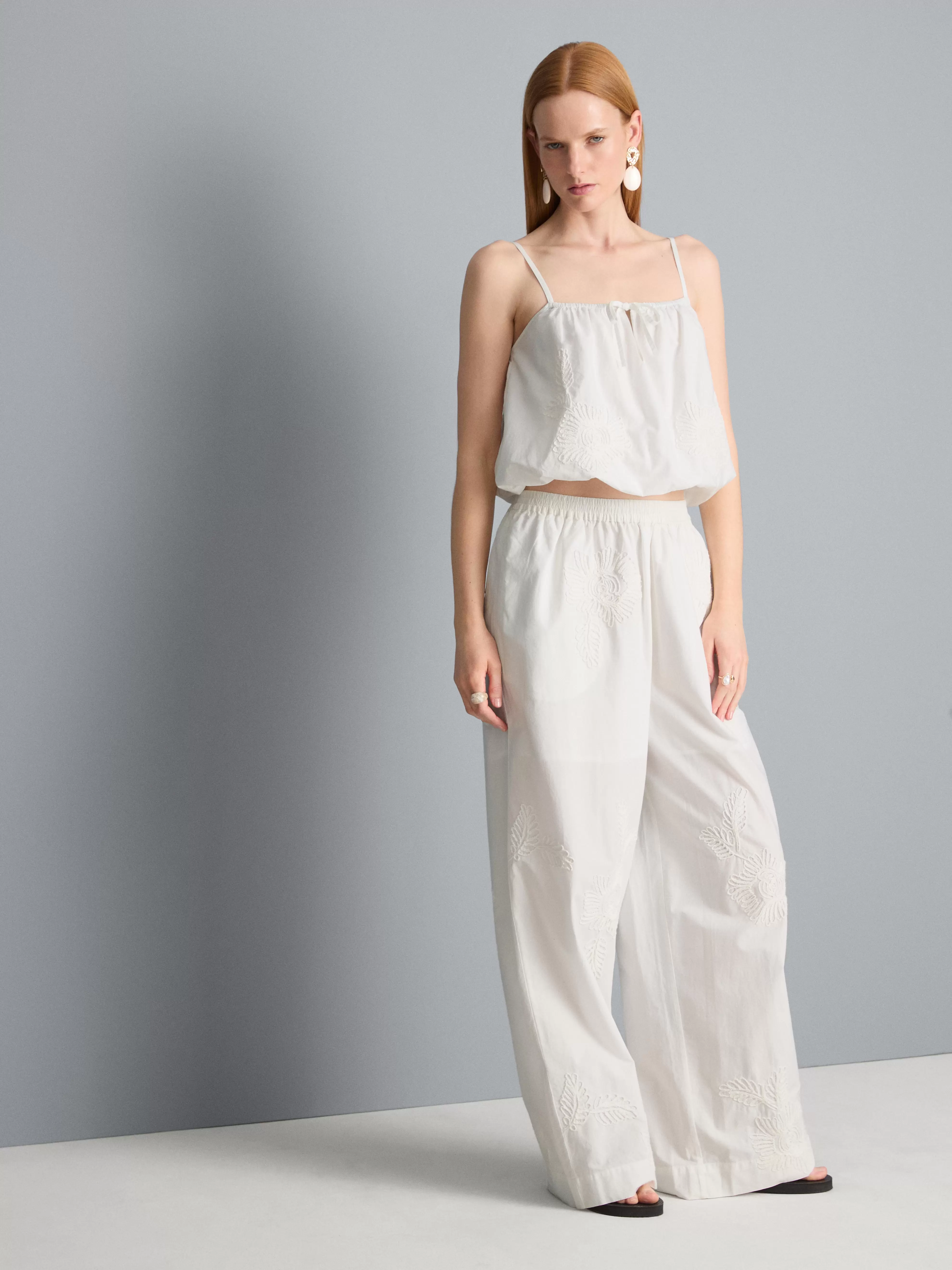 Pantalon large en coton brodé