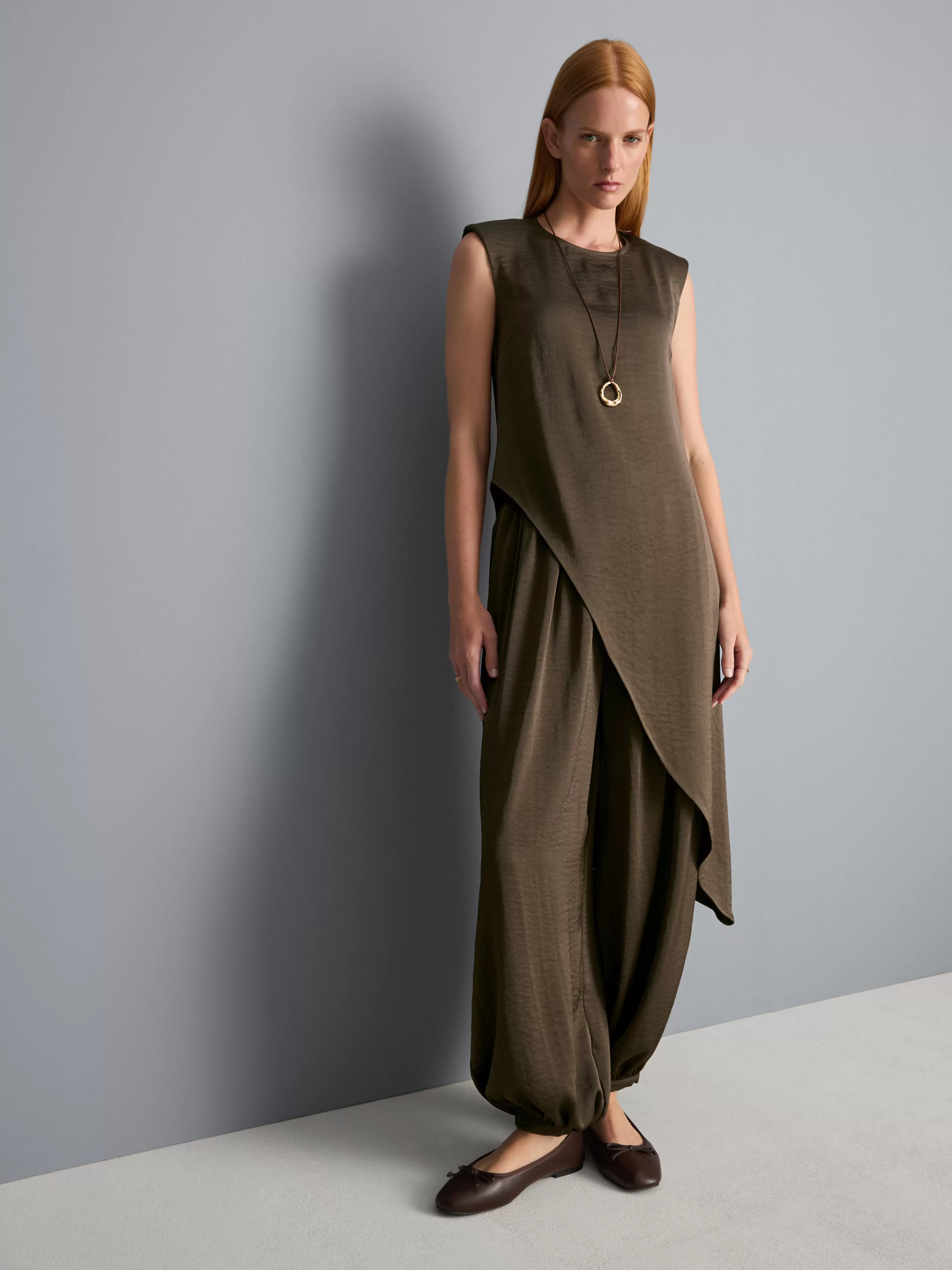 Haut asymétrique en satin texturé