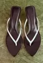 Sandalen met kitten heel thong detail