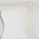 Adoni - Grand miroir ondulé festonné blanc, 58x160 cm