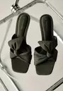 Sandalen met hak en strik