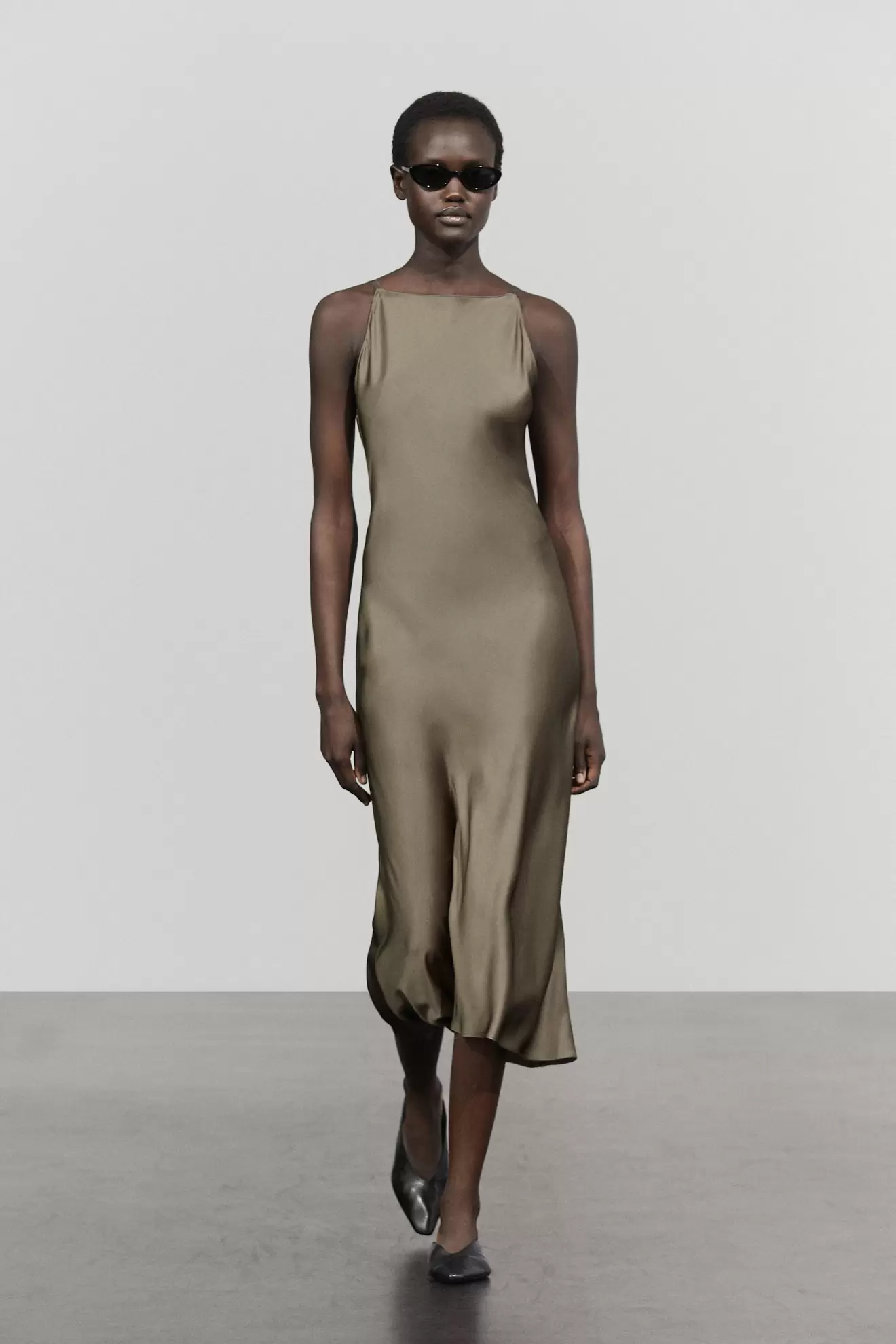 Robe midi fluide satinée