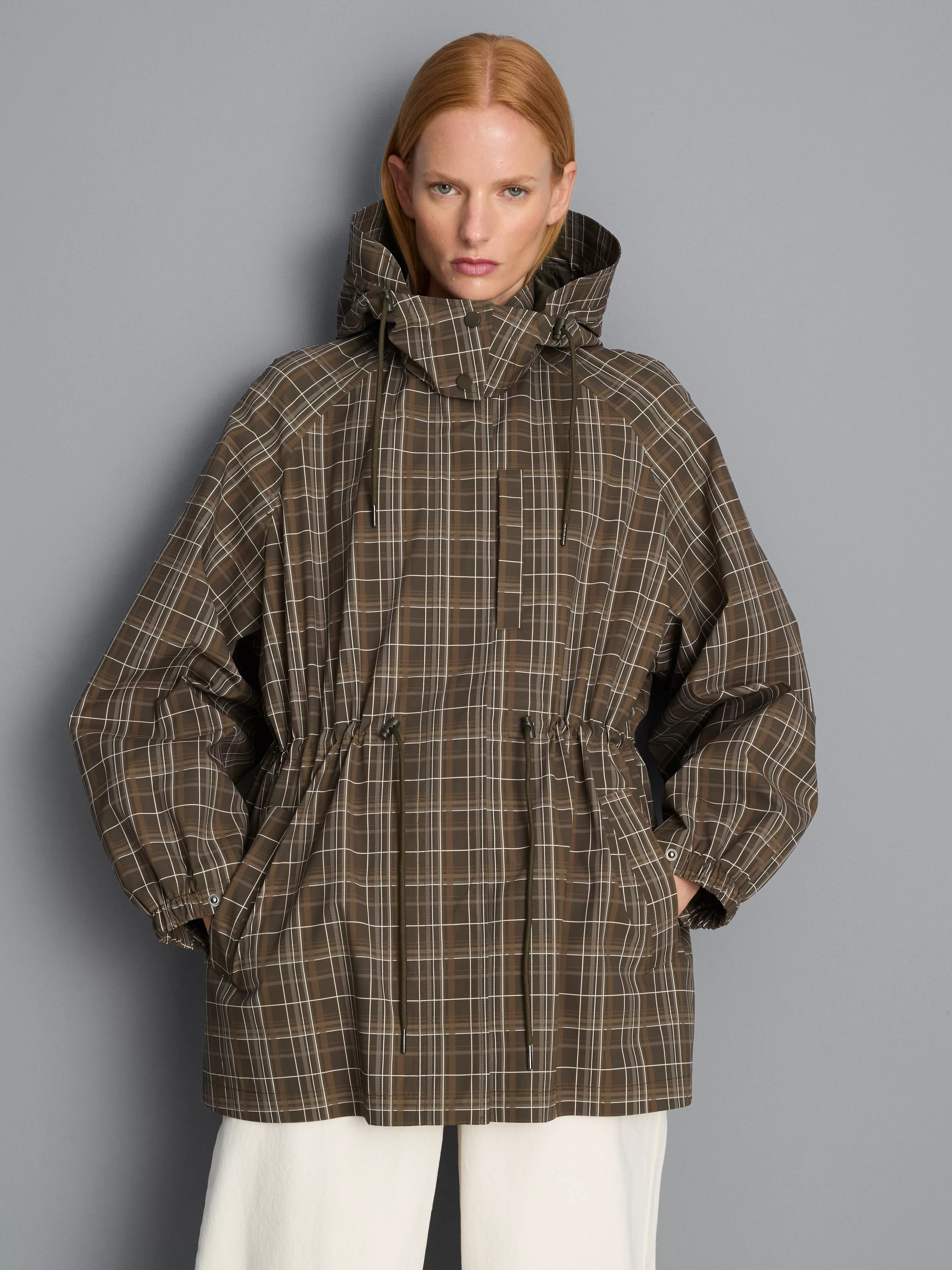 Imperméable à capuche et carreaux