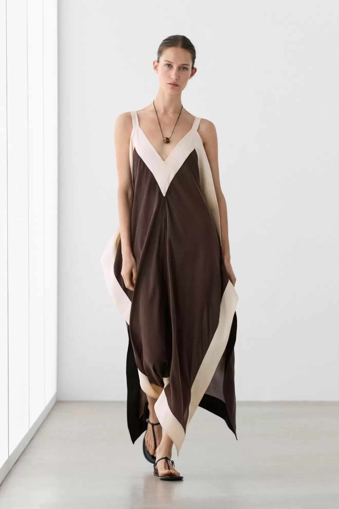 Robe midi fluide passepoils contrastés