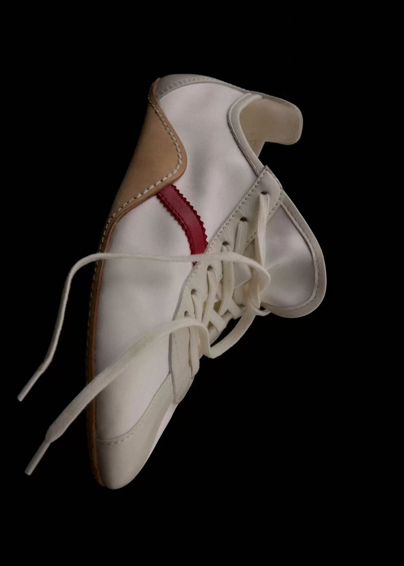 Leather trainer in leather with contrasting sole