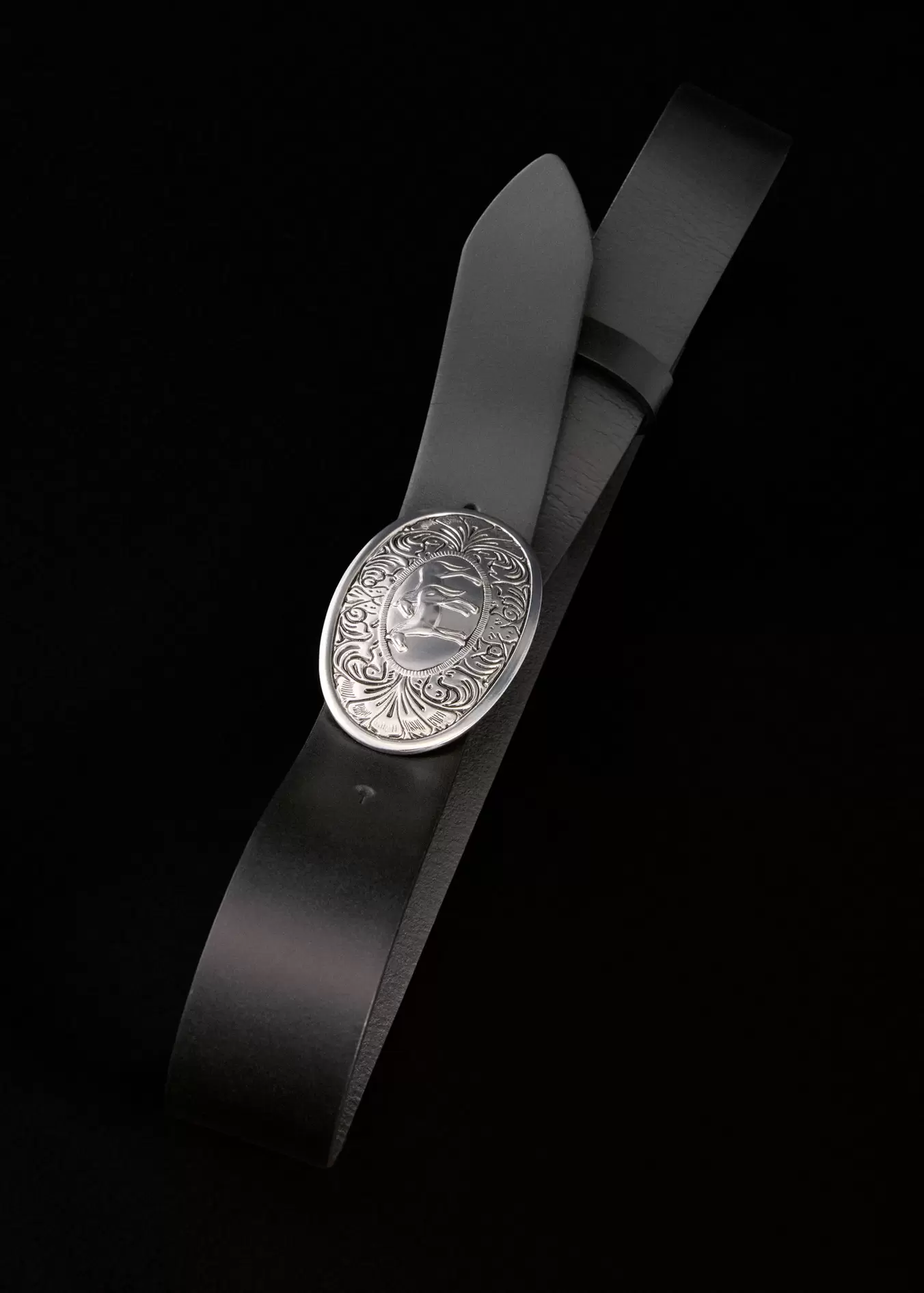 Engraved buckle leather belt