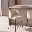 Kate - Lot de 2 chaises pour îlot central en tissu polyester tramé écru et pieds en acier noir, H66 cm