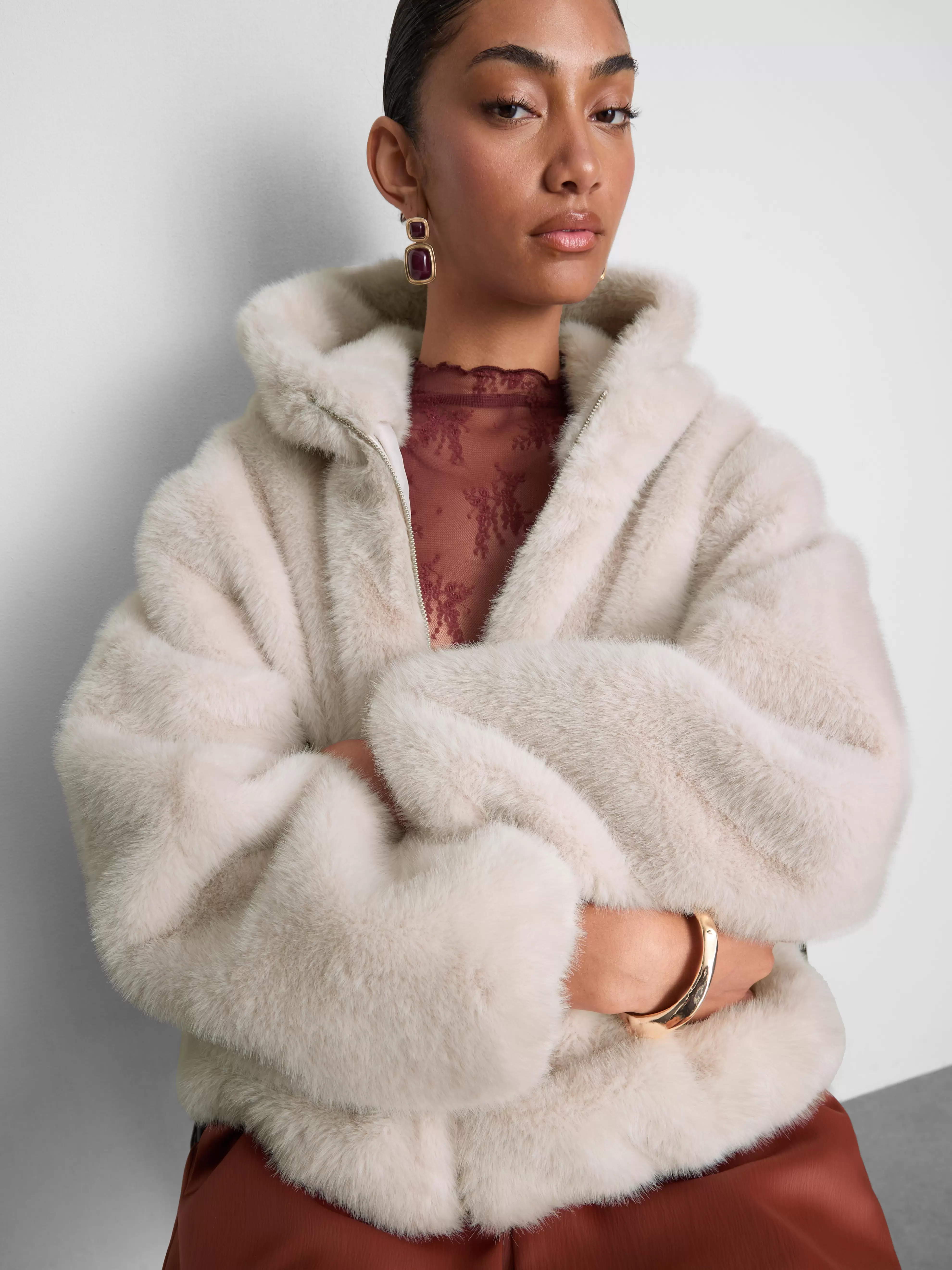 Veste à capuche en fausse fourrure