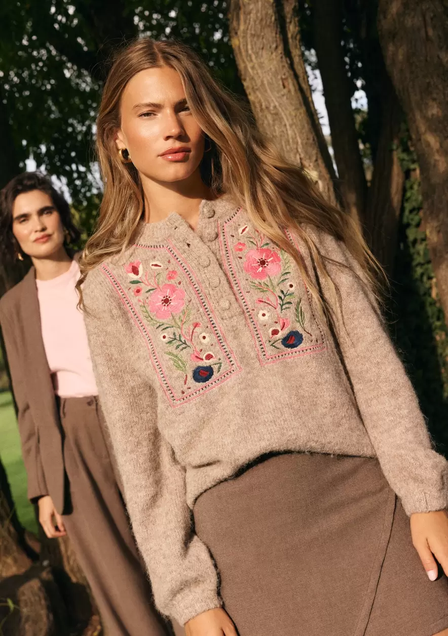 Pull brodé à fleurs
