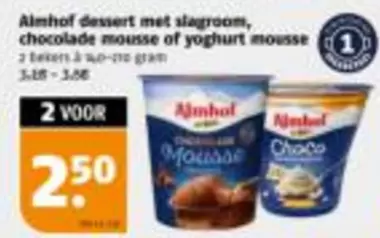 dessert met slagroom, chocolade mousse of yoghurt mousse