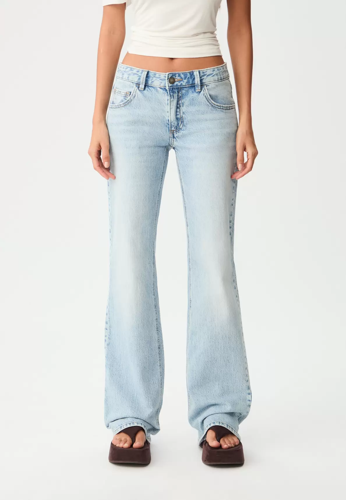 Klokkend uitlopende jeans met lage taille
