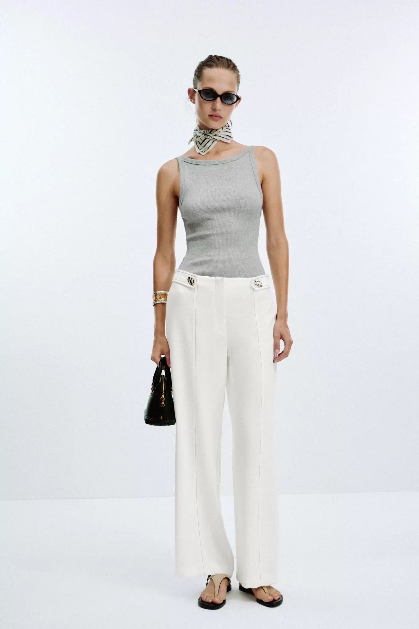 BROEK MET RIEMLUSJES EN CONTRASTSTIKSELS