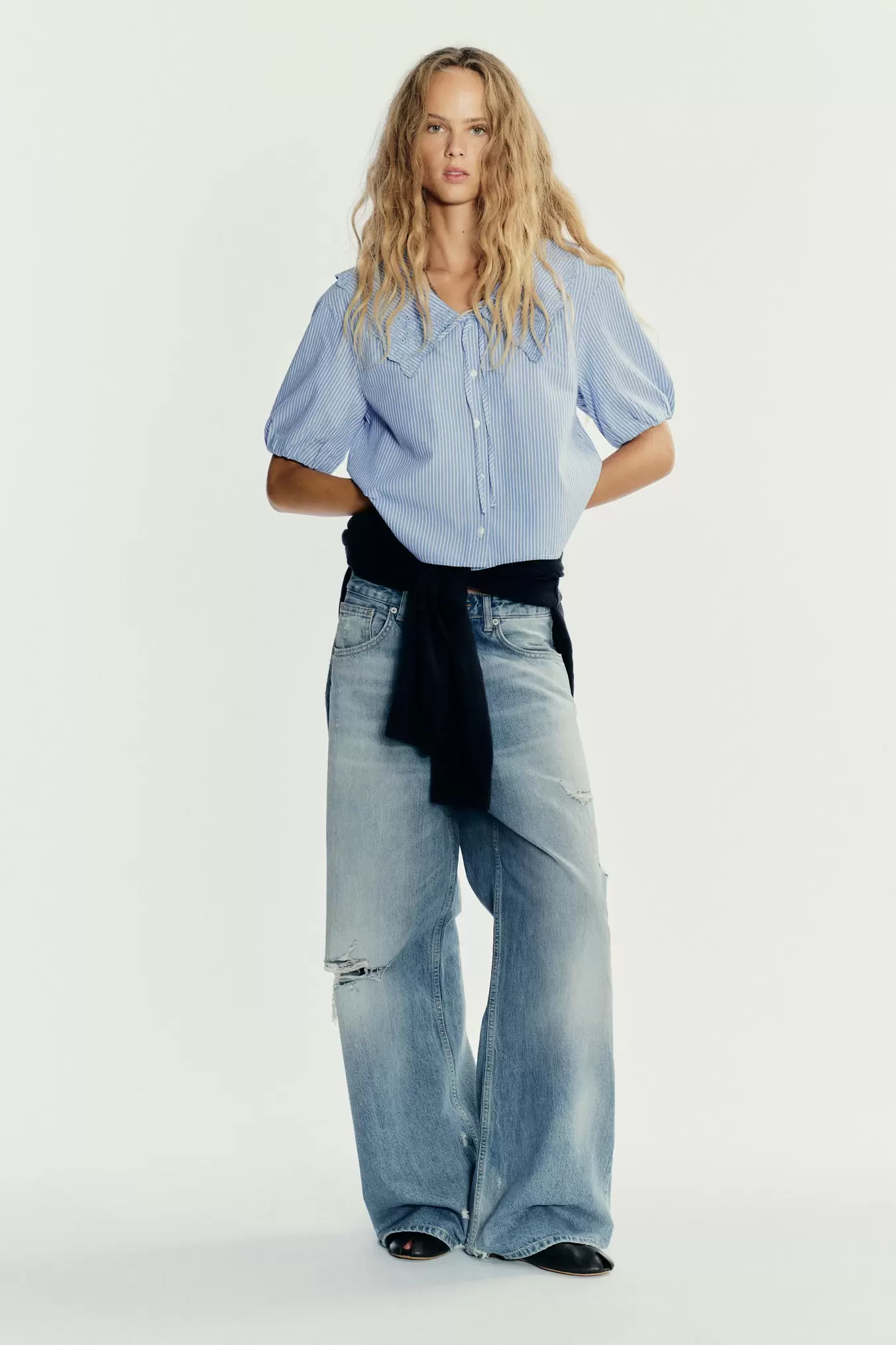 BLOUSE MET PETERPANKRAAG, STREPEN EN BORDUURSELS
