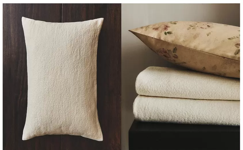 BEDSPREI EN KUSSEN MET STRUCTUUR EN KUSSENHOES MET BLOEMEN