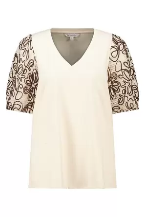 Top met broderie mouwen
