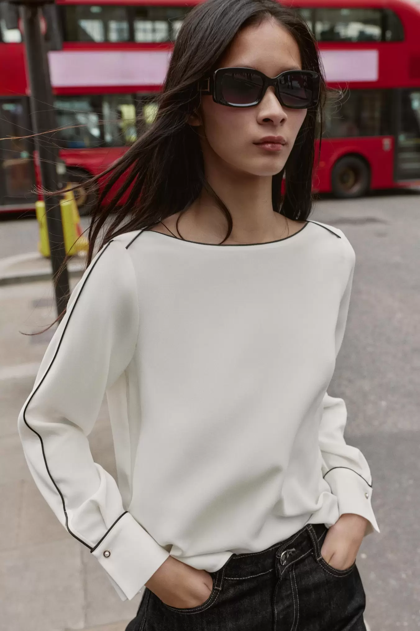 CRÊPE BLOUSE MET CONTRASTERENDE BIESJES