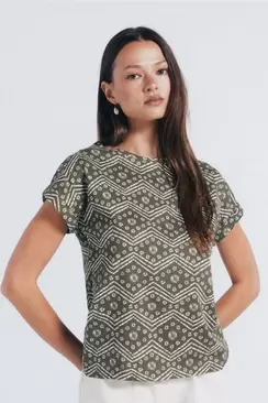 Printed buttons up shoulder t-shirt