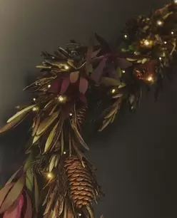 KERSTSLINGER MET VERLICHTING VAN OLIJFBLADEREN