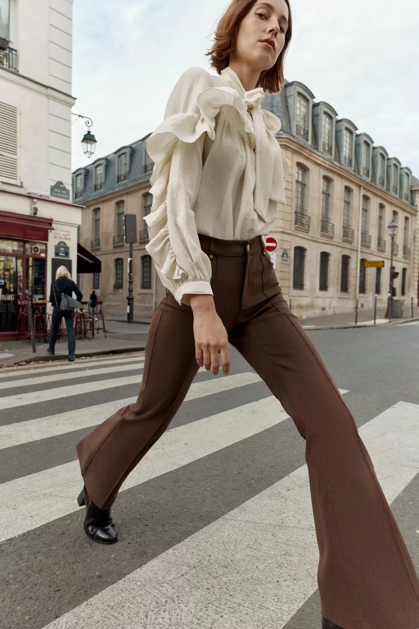 BROEK MET HOGE TAILLE EN UITLOPENDE PIJPEN