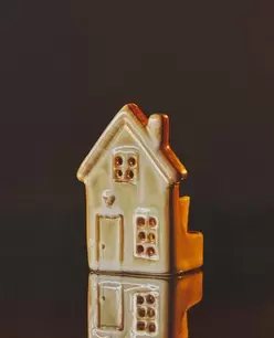 AARDEWERKEN HUISVORMIGE KAARSHOUDER MET HART