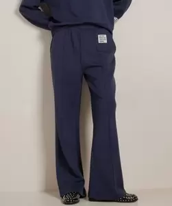 wide fit broek met label