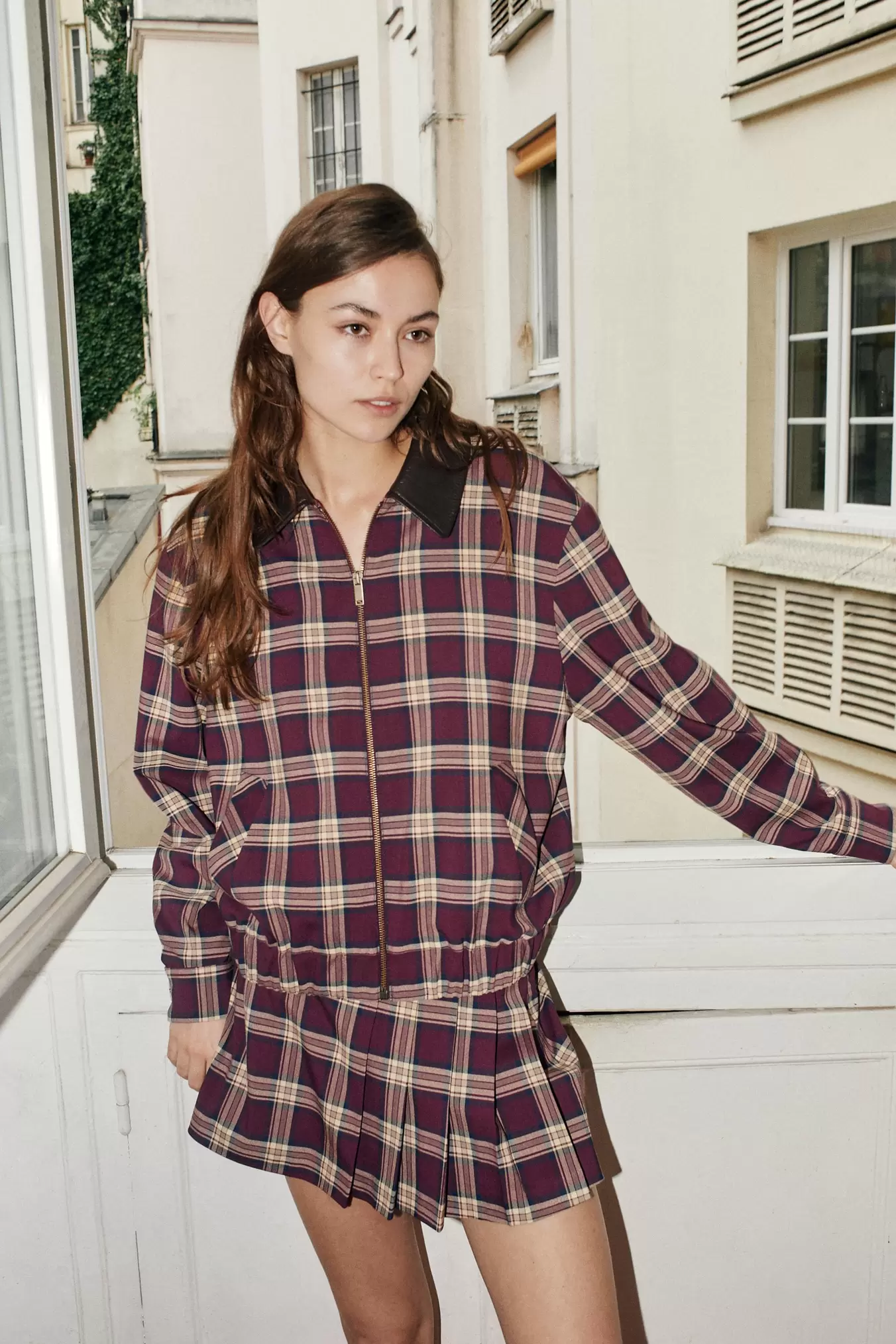 BOMBERJACK MET RUITJES EN REVERSKRAAG IN LEERLOOK